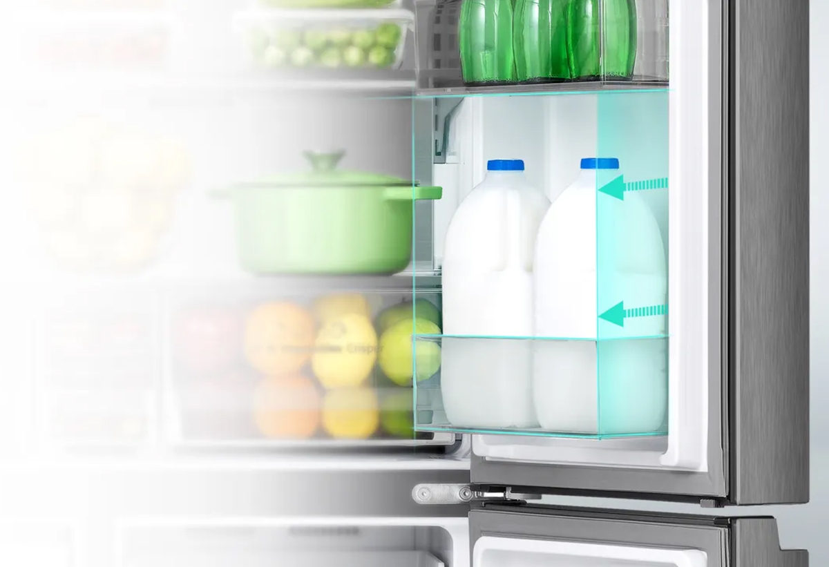 Απεικονίζονται 2 μεγάλα μπουκάλια γάλα στον ειδικό χώρο αποθήκευσης.